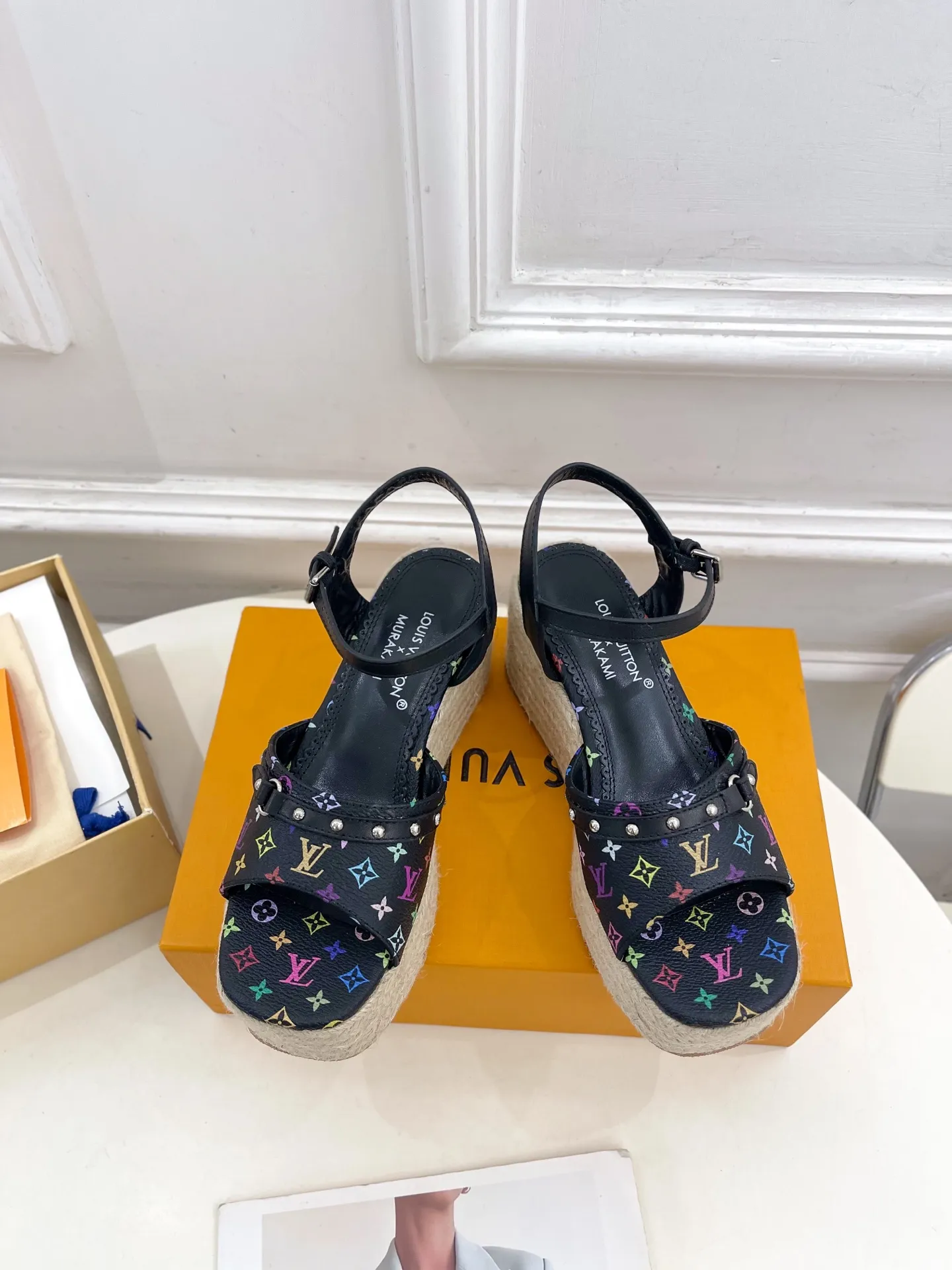 👟👟Ex-factory price 620👟👟 | Louis Vuitton 25𝐬𝐬 🧡💚2025 spring and summer new model top version‼ ️The original version is the same. The counter features the latest LV Full of high-end feel! A popular model among bloggers at home and abroad, it’s retro and fashionable and looks amazing on your feet! Mainly recommended model on the official website★ ━━━━━ ЅᏇєєt ━━━━━ ▪️Upper: Original customized cowhide print ▪️Lining: imported sheepskin lining ▪️Outsole: original molded outsole ▪️Heel height: 8cm, water platform 4.5cm ▪️Shoe size: 35-39 (customized for 40, 41)